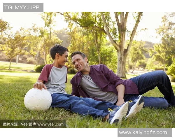 足球明星温情瞬间抱孩子展现父爱与运动激情的完美结合